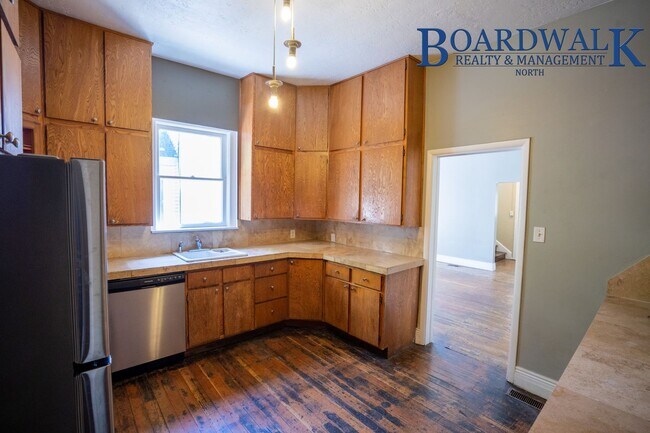 Building Photo - 4 Bedroom Victorian Single Family Home