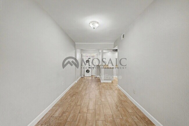 Building Photo - 461 W Holmes Ave