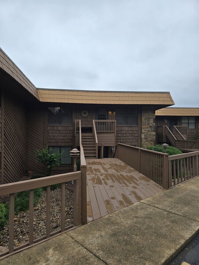 Building Photo - Lakeside Condo