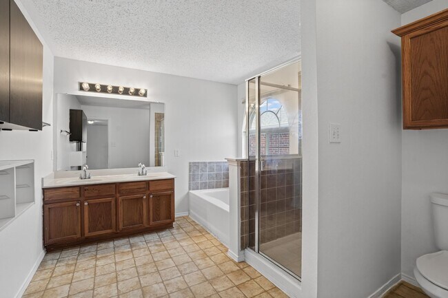 Building Photo - 5-bedroom, 3 bathrooms House for Rent