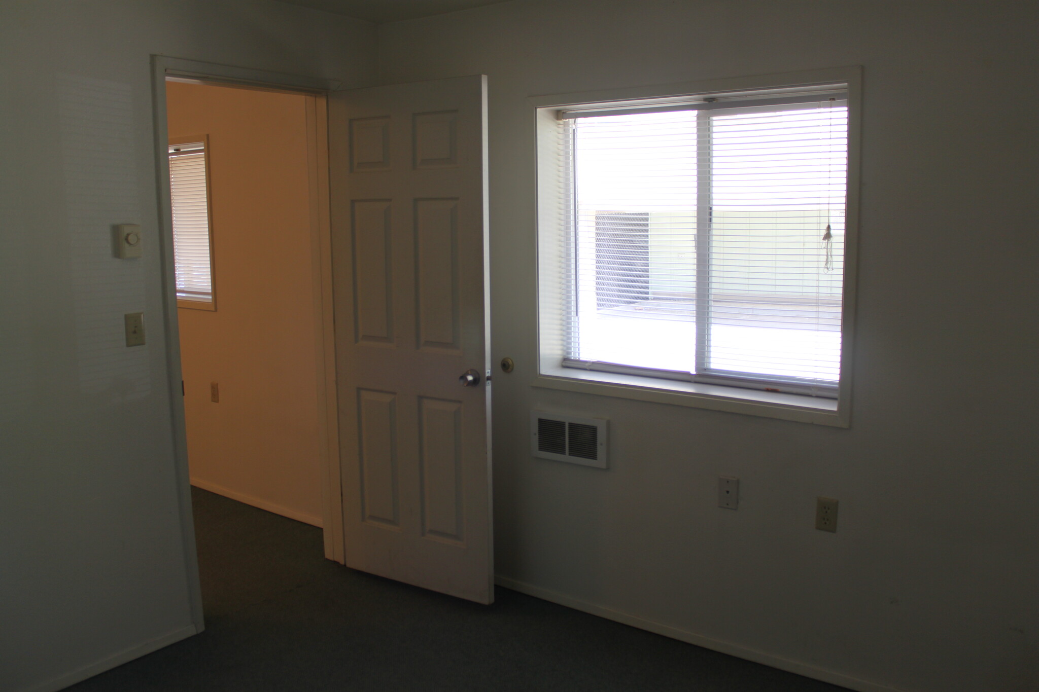 small room - 1946 Emerald Alley