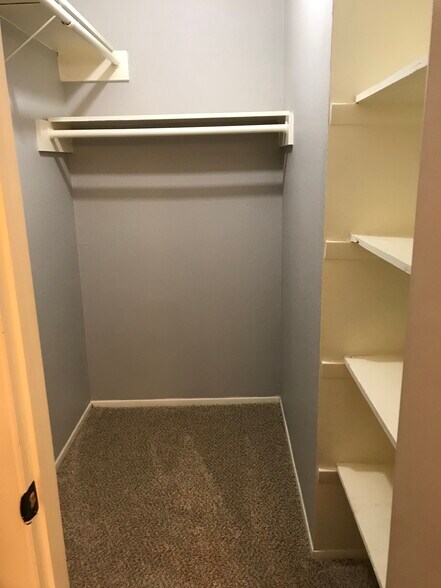 Building Photo - 706 Garden Walk Dr