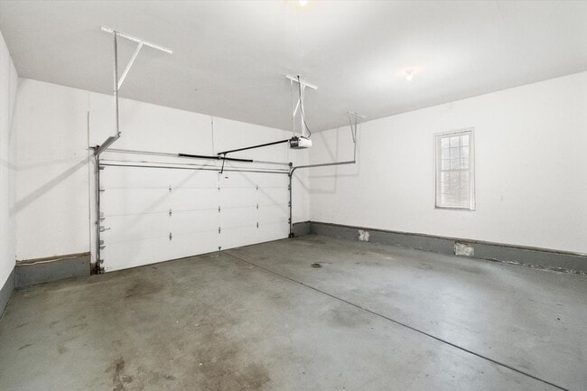 Building Photo - 4107 Lakeview Pkwy