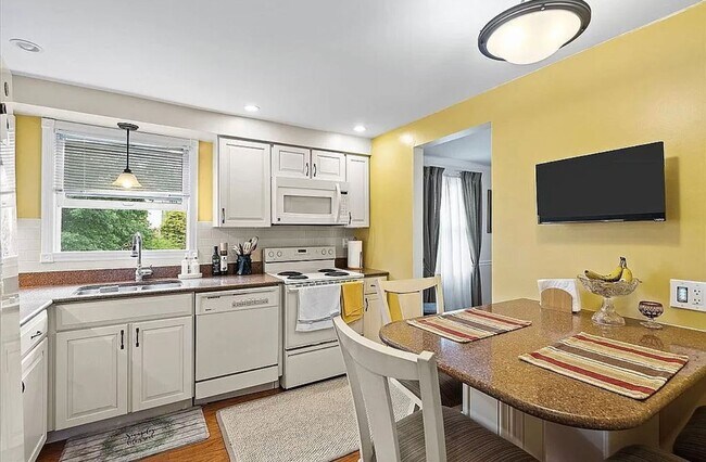 Building Photo - Charming Home! 4 Bedroom 2.5 Bathroom - Hopewell