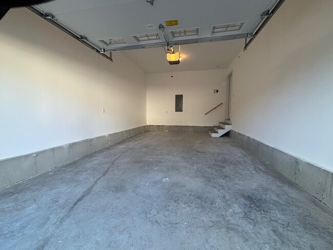 garage - 102 Sycamore Ln