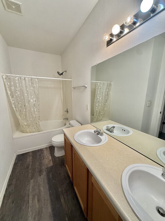 Building Photo - 3002 W Elizabeth St