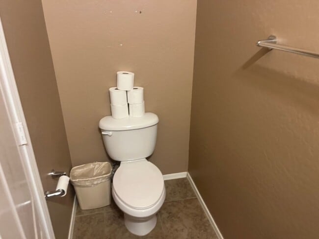 Building Photo - 16412 W Hope Dr