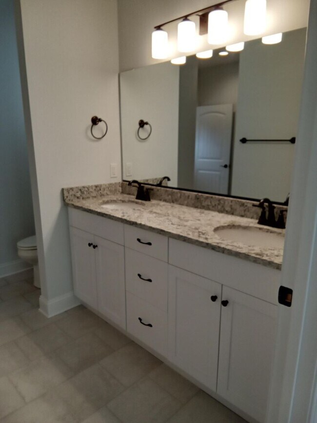 Building Photo - Patio Townhome Located 1 Block from Bedfor...