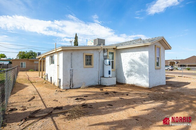 Building Photo - Perfect Small Home Available Now!