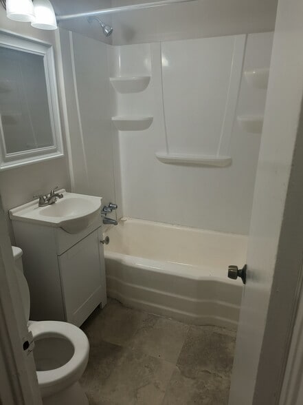 Bathroom - 2211 Hawthorne St