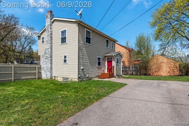 Building Photo - 3260 Sashabaw Rd