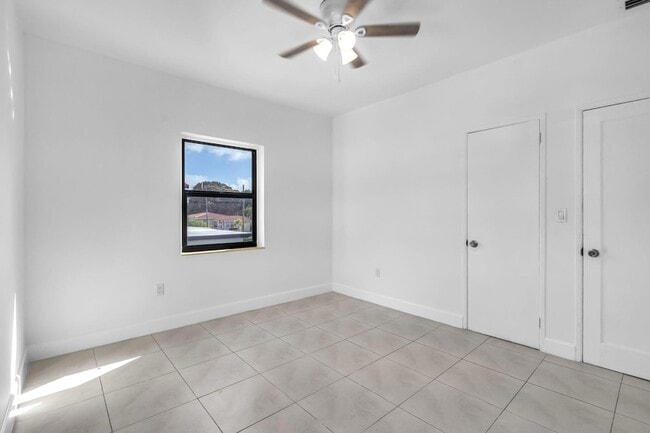 Building Photo - 130 SW 31st Ct