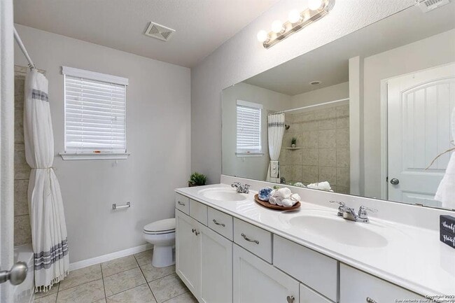 Building Photo - 241 Silver Maple Dr