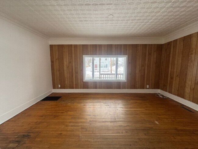 Building Photo - 213 Depeyster St