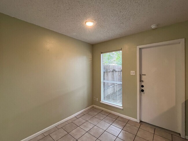 Building Photo - Southside Townhome