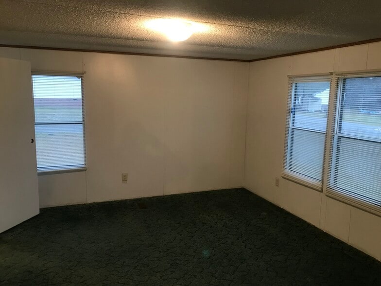 Building Photo - 500 Linen Ln