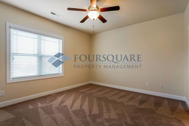 Building Photo - Townhome | Washer /Dryer Included | Enclos...