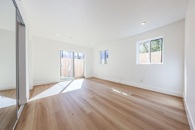 Building Photo - 1237 N Orange Dr