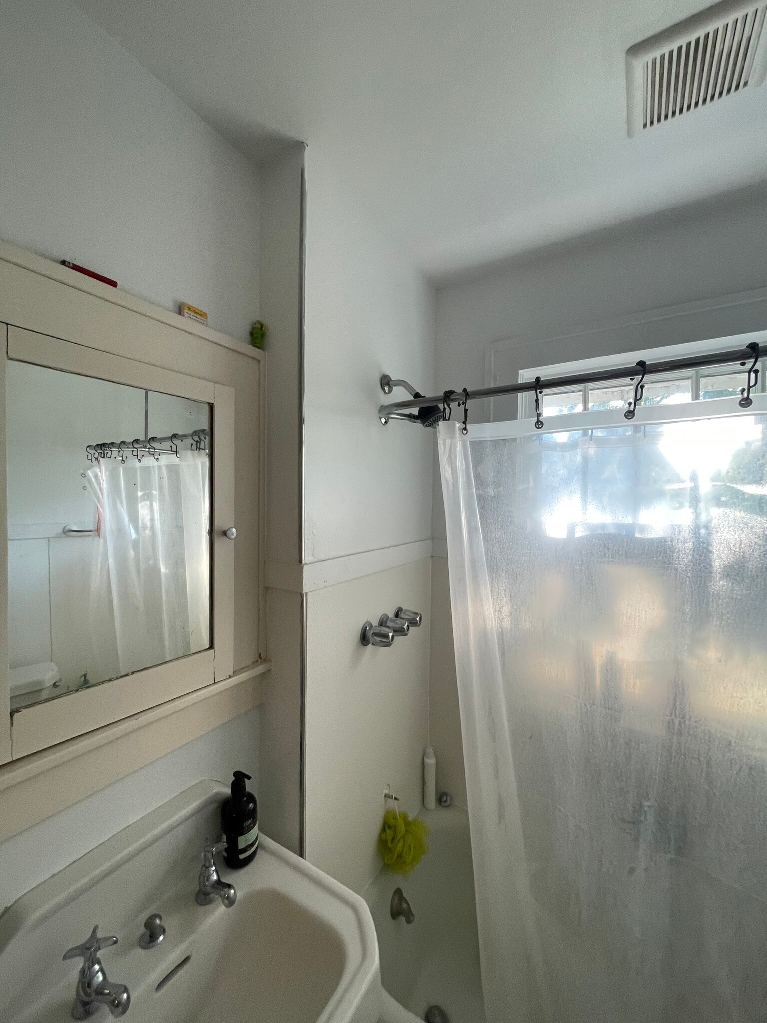 Bathroom - 512 N Santa Fe Ave