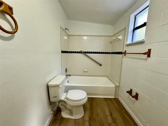 Building Photo - 637 NE Waldo Rd