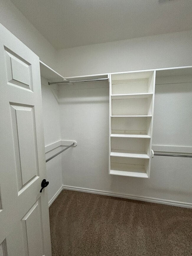 Building Photo - 4 bedroom, 2 bathroom NOW Available!