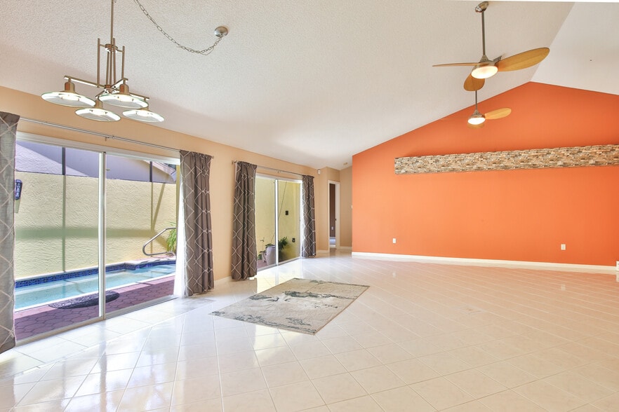 Large open living/dining area - 4700 Tivoli Ave