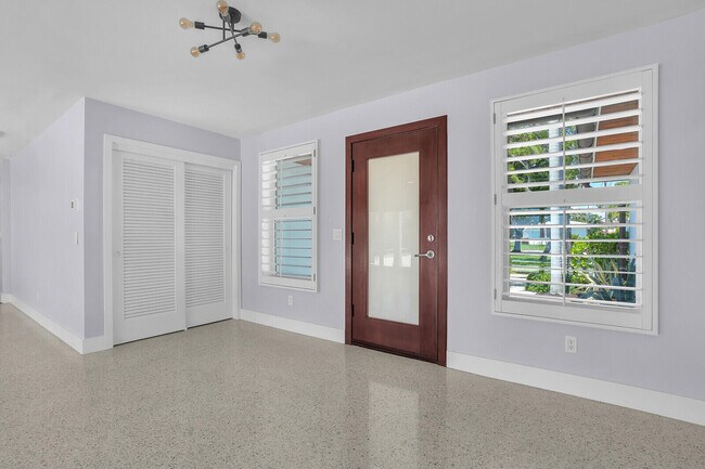 Building Photo - 930 S Lakeside Dr