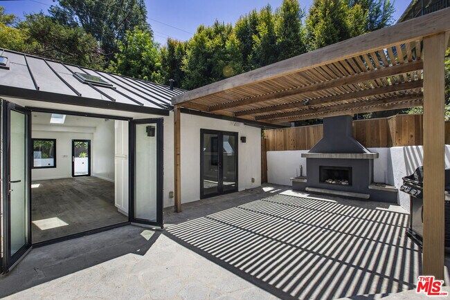 Building Photo - 2425 Rinconia Dr
