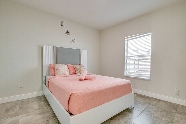 Building Photo - 2601 NW 15th Ct