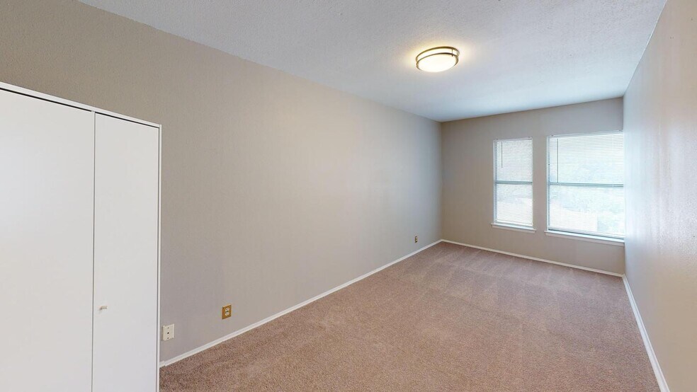 Building Photo - 14102 N Hills Village Dr