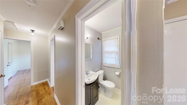 Building Photo - 1136 E Woodlawn Rd