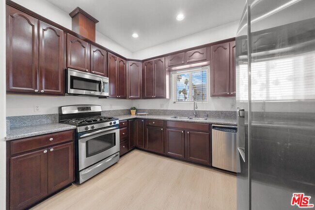 Building Photo - 309 S Mariposa Ave