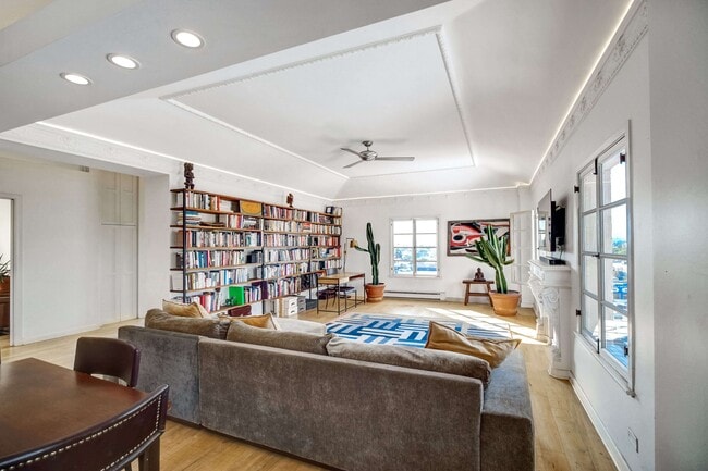 Building Photo - 109 N Sycamore Ave