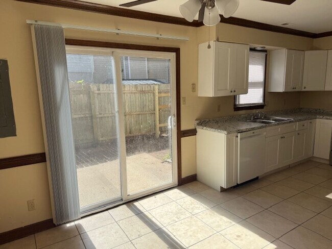 Building Photo - Three Bedroom 1.5 Bath Townhouse in Wester...