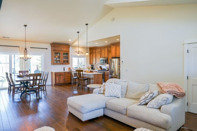 Building Photo - Beautiful Dover Bay Home