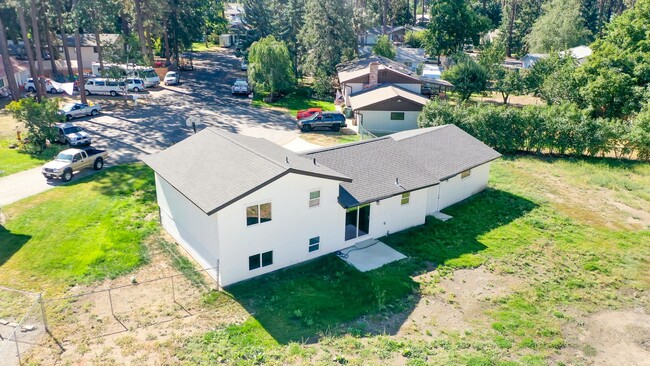 Building Photo - 2152-200 Hemlock