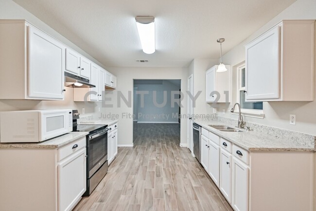 Building Photo - Well Maintained and Tastefully Updated 3/2...