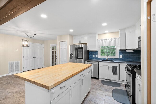 Building Photo - 1026 Foxmoor Dr
