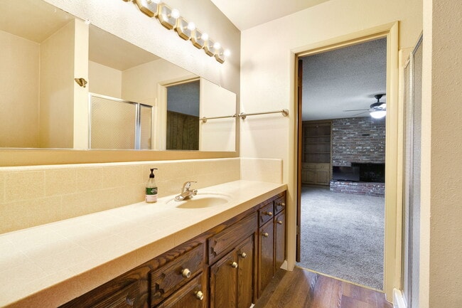 Building Photo - 1564 E Escalon Ave