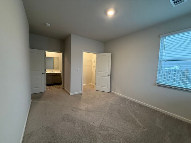 Building Photo - Beautiful and Spacious 5BR 4.5BA Home w/ Full Appliance Kitchen • Garage in Fairburn