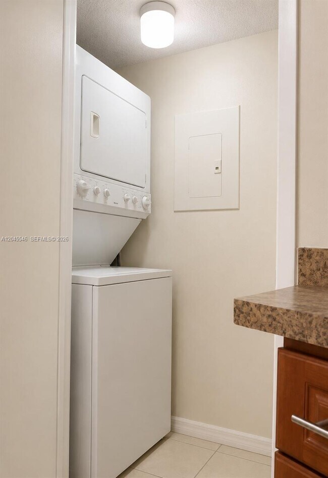 Building Photo - 9999 Summerbreeze Dr