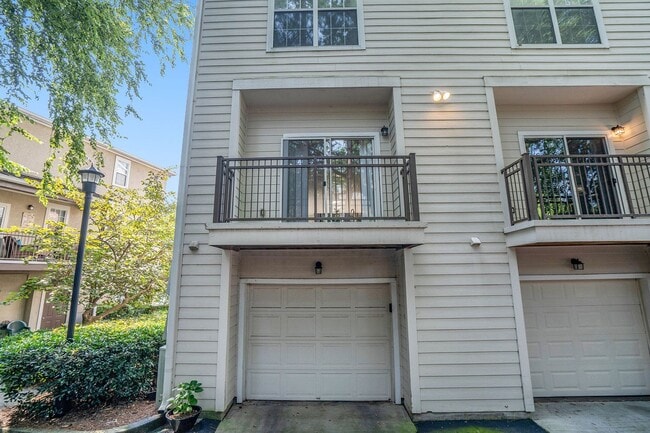 Building Photo - 2 bdrm, 2.5 bath Town Home steps away from...