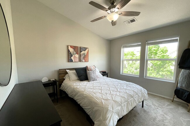 Building Photo - Stunning Forest Heights Home with Washer/D...