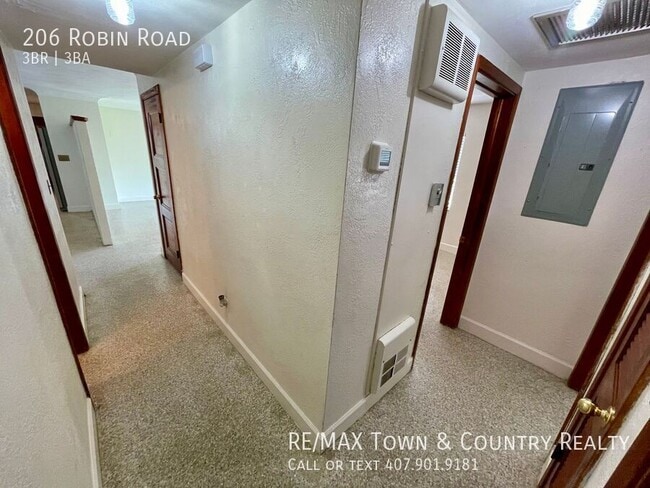 Building Photo - 206 Robin Rd