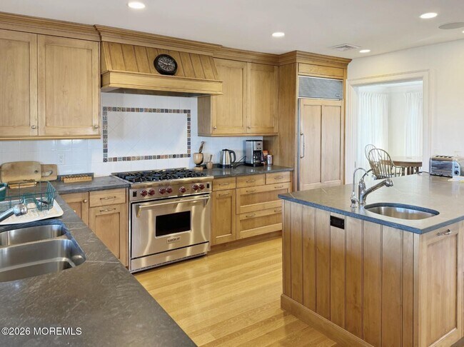 Building Photo - 985 East Ave