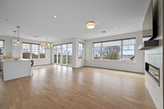 Building Photo - 71 Greenwood Ave