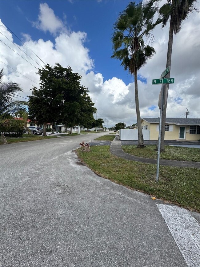 Building Photo - 640 N 71st Terrace