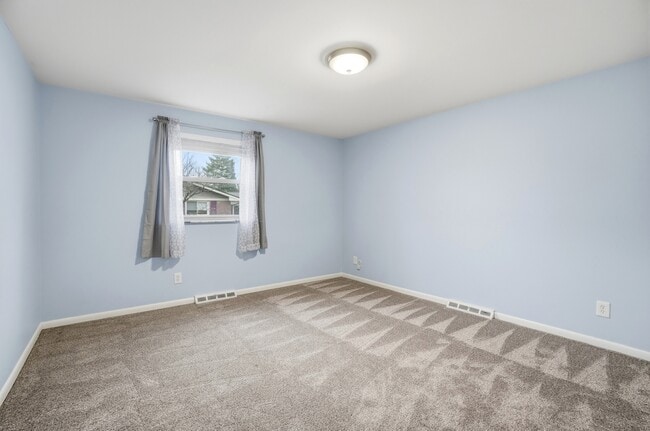 Building Photo - 2481 E Rahn Rd