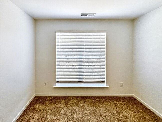 Building Photo - 4-Bedroom Home with Scenic Views and Conve...