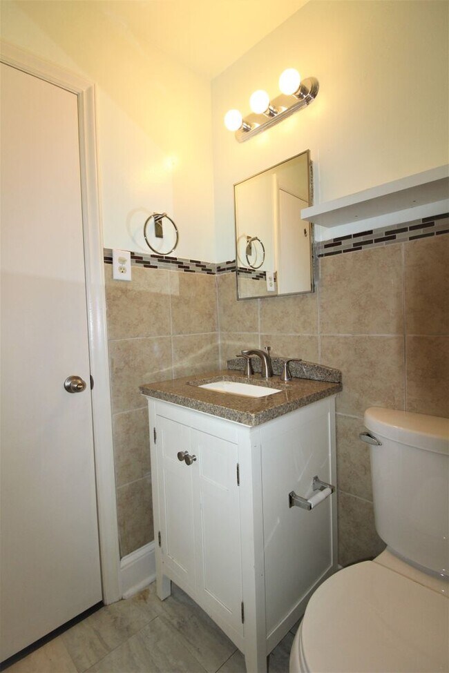 Building Photo - 2 bedroom Ranch with Fenced in Back Yard!!